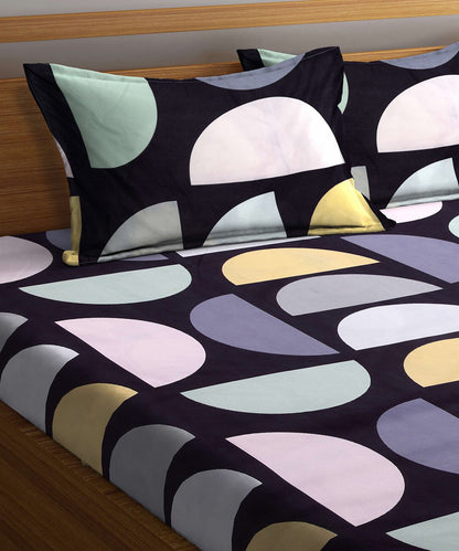Geometrical Flat Double Bedsheet With 2 Pillow Covers