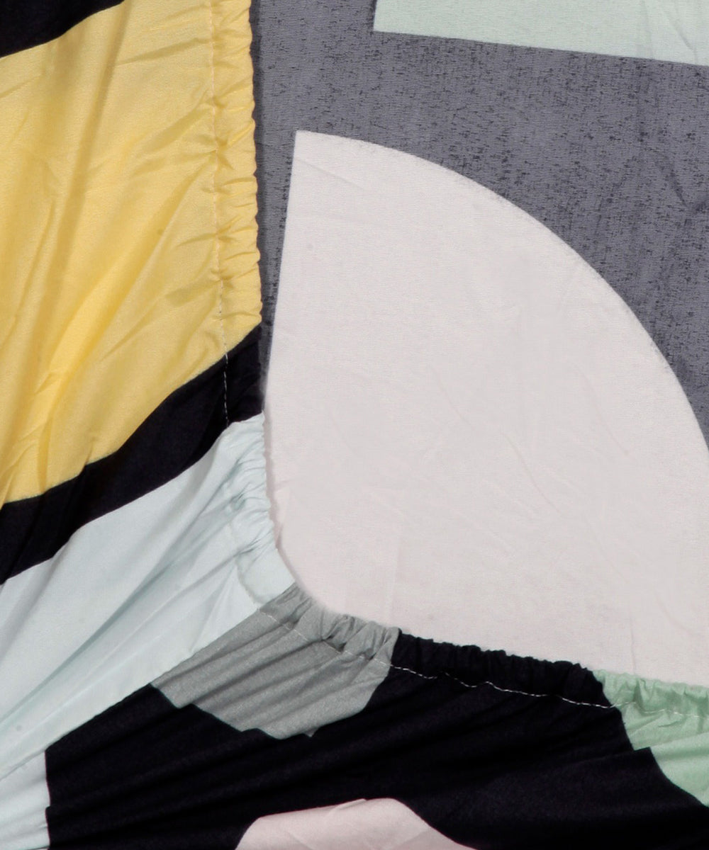 Geometrical Flat Double Bedsheet With 2 Pillow Covers