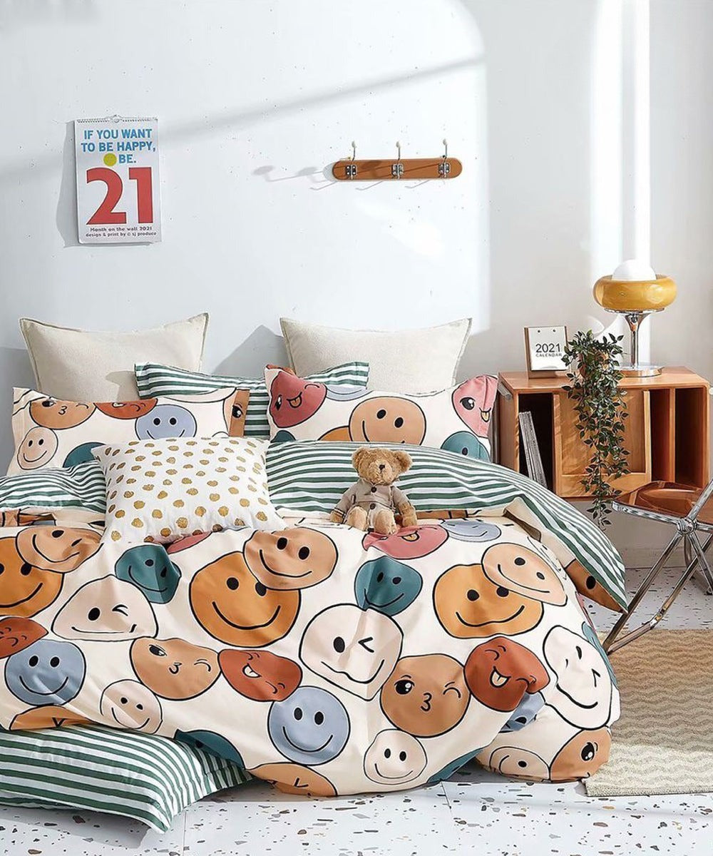 Cute Smiley Flat King Bedsheet With 2 Pillow Covers